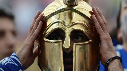 GROUPE A - GRECE - La Gr&egrave;ce antique est &agrave; l'honneur et le supporter grec porte fi&egrave;rement le casque corinthien. (CHRISTOF STACHE / AFP)