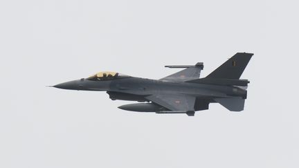 Un avion F16 à&nbsp;Florennes (Belgique) le 20 août 2015. (BENOIT DOPPAGNE / BELGA MAG / AFP)