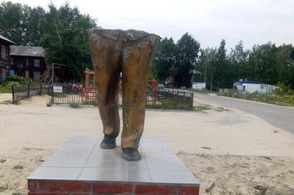 Une statue de Lénine ayant perdu son torse suite à un selfie maladroit, à Tomsk (Instagram)