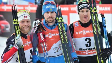 Le Norvégien Martin Johnsrud Sundby (à gauche), le Russe Sergey Ustiugov (au centre) et le Suisse Dario Cologna (à droite) : trois favoris des épreuves de ski de fond des Mondiaux de Lahti (Finlande). (GIUSEPPE CACACE / AFP)