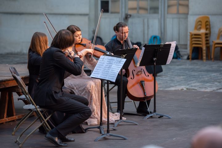 Quatre jeunes musiciens lors de la première représentation de "L'Impromptu de Versailles", mis en scène par Anthony Magnier, à la Grande Ecurie de Versailles.&nbsp; (MARC O CARION)