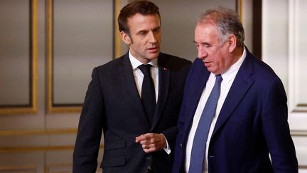 Emmanuel Macron discute avec François Bayrou, le 12 décembre 2022, à l'Elysée, à Paris. (GONZALO FUENTES / AFP)