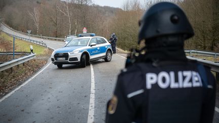 Des agents de police près du lieu où deux de leurs collègues ont été tués, le 31 janvier 2022 dans les environs de Kusel (Allemagne). (SEBASTIAN GOLLNOW / DPA VIA AFP)