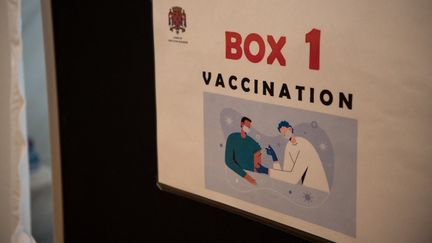 Une affiche dans un centre de vaccination contre le Covid-19, à Saint-Ouen (Seine-Saint-Denis), le 6 mars 2021. (ANDREA SAVORANI NERI / NURPHOTO / AFP)