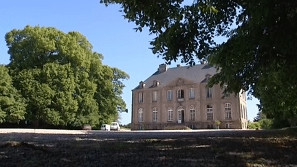 Le château de Carneville (Manche) a d'abord été un manoir, construit en 1640, puis une maison de compagnie, destinée à accueillir des réceptions, à partir de 1755, explique sont propriétaire, Guillaume Garbe, à France 3 Normandie. Mais depuis 2016, la batisse doit faire face à la mérule, un champignon qui attaque le bois. Les boiseries, le parquet... Plus de 400 mètres carrés de ce château classé aux monuments historiques sont touchés. Une aide financière extérieure devient alors nécessaire. Quelque 800 000 euros sont nécessaires pour sauver le château et ouvrir des salles de réception. (Capture écran / France 3 Normandie)