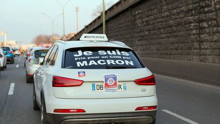 &nbsp; (Les syndicats s'attendaient lundi à une mobilisation massive de 1.500 à 3.000 véhicules auto-écoles contre le projet de loi Macron sur le permis de conduire © Maxppp)