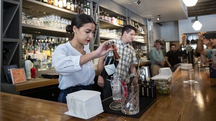 L'élue démocrate Alexandria Ocasio-Cortez, vendredi 31 mai 2019 dans un bar du Queens, à New York City (Etats-Unis).&nbsp; (DREW ANGERER / GETTY IMAGES NORTH AMERICA / AFP)