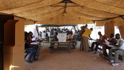 Des Maliens votent pour les l&eacute;gislatives, le 24 novembre 2013, &agrave; Bamako (Mali). ( REUTERS)