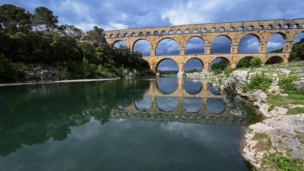 Une vue du pont du Gard, près de Nîmes (Gard), le 28 avril 2020. (PASCAL GUYOT / AFP)