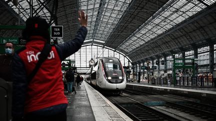 Un TGV dans la gare de Bordeaux, le 25 novembre 2021. (PHILIPPE LOPEZ / AFP)