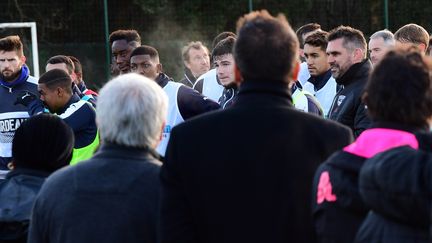 Jocelyn Gourvennec, le coach des Girondins, avec ses joueurs face au personnel administratif du club (NICOLAS TUCAT / AFP)