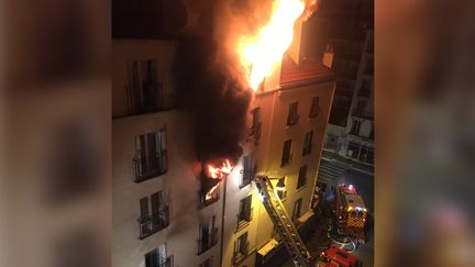 Un incendie ravage un immeuble du 18e arrondissement de Paris, le 2 septembre 2015. (NORMAN / FRANCETV INFO)