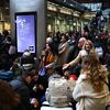 Des passagers attendent à la gare de Saint-Pancras, à Londres, le 30 décembre 2023, alors que le service Eurostar est perturbé en raison d'inondations. (HENRY NICHOLLS / AFP)