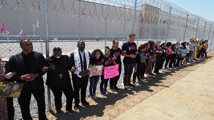 Des manifestants contre la séparation des enfants migrants de leurs parents devant un centre de détention de San Diego, en Californie (Etats-Unis), le 23 juin 2018. (ROBYN BECK / AFP)