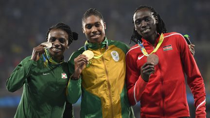 Comme Caster Semenya (au c.) et Francine Niyonsaba (à g.) qui étaient avec elle sur le podium du 800 m féminin lors des JO de Rio en 2016, Margaret Wambui (à d.) présente naturellement un taux très élevé de testostérone pour une femme. Ce podium avait été largement critiqué.  (ERIC FEFERBERG / AFP)