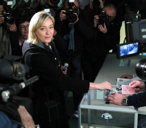 Marine Le Pen vote pour le second tour de l'élection présidentielle, à Hénin-Beaumont, le 6 mai 2012. (AFP - François Lo Presti)