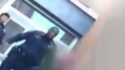 Capture d'écran d'une vidéo montrant un policier frapper un adolescent dans un lycée de Baltimore (est des Etats-Unis). (CBSNEWS)