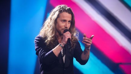 Julien Doré se produit lors de la finale de l'émission télévisée "The Voice Belgique", le 13 avril 2021. (VIRGINIE LEFOUR / MAXPPP)