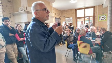 Michel Lopez, le président d'Emmaüs en Sarthe, devant des bénévoles à La Milesse, lors d'une discussion sur l'avenir du mouvement, après les révélations sur l'abbé Pierre. (AGATHE MAHUET / RADIO FRANCE)