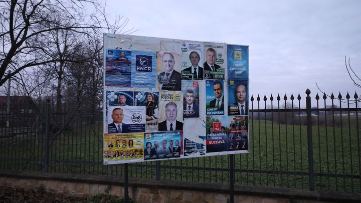 Un panneau électoral à l'occasion des élections législatives, le 5 décembre 2024, à Mitocu Dragomirnei, près de Suceava, en Roumanie. (CLEMENT PARROT / FRANCEINFO)