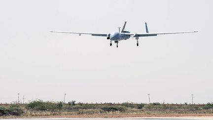 Drône au-dessus de la base militaire aérienne de Niamey au Niger, le 20 février 2013 (ANTHONY JEULAND/AP/SIPA / AP)