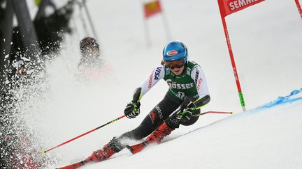 Mikaela Shiffrin en tête à l'issue de la première manche (ROLAND SCHLAGER / APA)