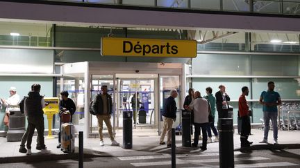 Des passagers bloqués devant l'aéroport d'Ajaccio, en Corse, le 3 octobre 2024. (PASCAL POCHARD-CASABIANCA / AFP)