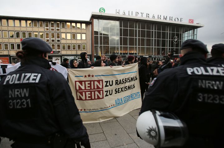 Des manifestants de gauche protestent contre le racisme et le sexisme devant la gare centrale de Cologne (Allemagne) le 6 janvier 2016, là où des violences et des agressions sexuelles ont été perpétrées la nuit de la Saint-Sylvestre. (OLIVER BERG / DPA / AFP)