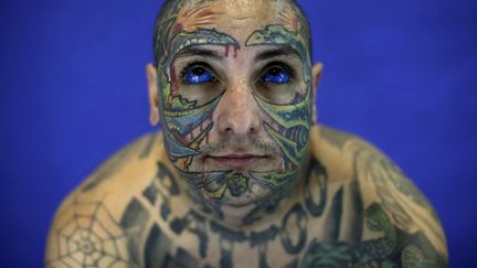 Un homme pose au festival international du tatouage &agrave; Sao Paulo (Br&eacute;sil), le 20 juillet 2013. (NACHO DOCE / REUTERS)