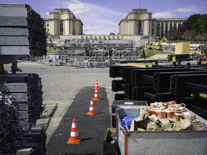 Paris, le 10 avril 2024 : la fontaine du Trocadéro ou fontaine de Varsovie, entre le palais de Chaillot et la Seine, est transformée en chantier pour l'installation d'une tribune. (ERIC BRONCARD / HANS LUCAS / AFP)