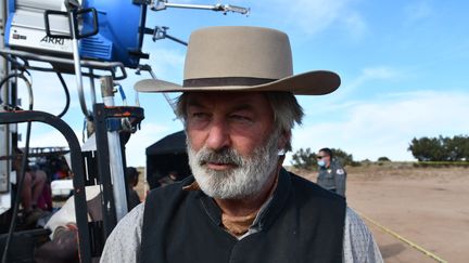 Cette photo, qui fait partie des dossiers d'enquête, montre l'acteur Alec Baldwin en train de répondre aux question de la police, après la mort de la directrice de la photographie Halyna Hutchins au Bonanza Creek Ranch à Santa Fe, Nouveau-Mexique, le 21 octobre 2022. (- / SANTA FE COUNTY SHERIFF'S OFFICE)