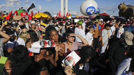 Des Brésiliens manifestent contre la politique environnementale de Jair Bolsonaro, à Brasilia, le 9 mars 2022.&nbsp; (SERGIO LIMA / AFP)