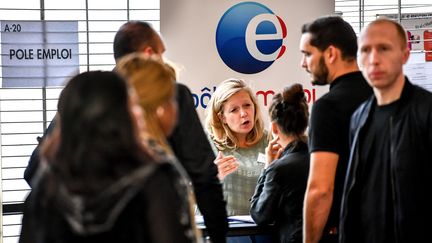 Des demandeurs d'emploi discutent avec une agent de Pôle emploi, à Tourcoing (Nord), le 4 octobre 2018.&nbsp; (PHILIPPE HUGUEN / AFP)