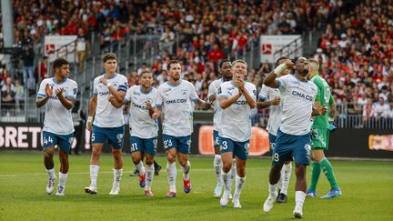 Les Marseillais célèbrent avec leurs supporters après le large succès de l'OM à Brest lors de la première journée de Ligue 1, samedi 17 août 2024. (SPEICH FREDERIC / MAXPPP)