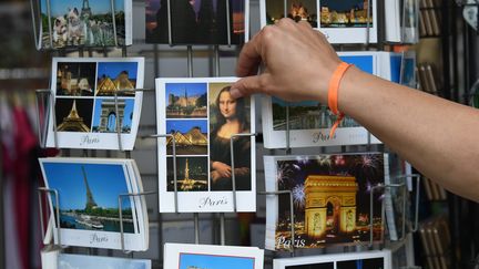 Des cartes postales vendues à Paris, le 14 août 2014. (MARCUS BRANDT / DPA / AFP)