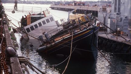 Le Rainbow Warrior, le 14 août 1985. (PATRICK RIVIERE / AFP)