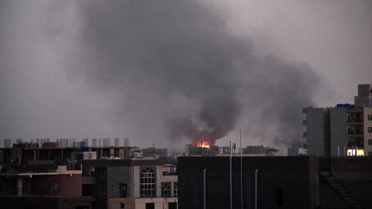 An explosion in Khartoum, during fighting between the Sudanese army and the paramilitaries of the Rapid Support Forces (RSF), on April 21, 2023. (OMER ERDEM / ANADOLU AGENCY / AFP)