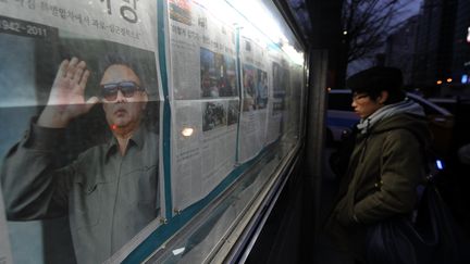 Un homme lit un journal au sujet de la mort de Kim Jong-il, &agrave; S&eacute;oul (Cor&eacute;e du Sud), le 20 d&eacute;cembre 2011. (PRAKASH SINGH /&nbsp;AFP PHOTO)