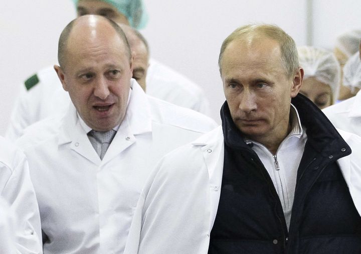 Yevgeny Prigozhin en compagnie de Vladimir Poutine le 20 septembre 2010. (ALEXEI DRUZHININ/AP/SIPA / AP)