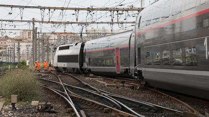 Le TGV en provenance de Paris qui a déraillé lors de son arrivée à faible vitesse à la gare de Marseille Saint-Charles, vendredi 24 août 2018. (MAXPPP)