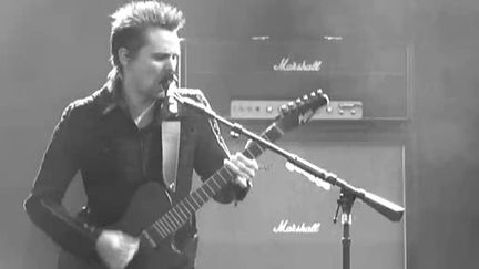 Matthew Bellamy devant la foule du Main Square
 (France3/culturebox)