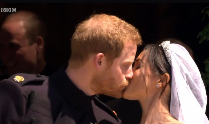 Le baiser...
 (Capture écran BBC)