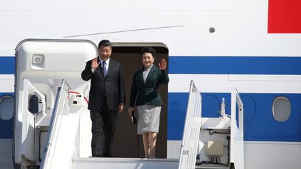 Xi Jinping et son épouse&nbsp;Peng Liyuan à leur arrivée à Nice,&nbsp;dimanche 24&nbsp;mars 2019. (SEBASTIEN BOTELLA / MAXPPP)