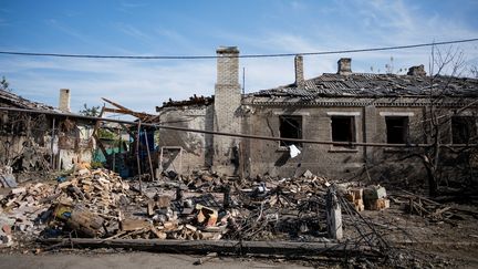 Des bâtiments détruits par une attaque russe, dans la région de Donetsk, en Ukraine, le 7 octobre 2024. (MACIEK MUSIALEK / ANADOLU / AFP)