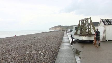 Le grand risque avec la tempête Ciaran, ce sont les inondations et les vagues qui vont balayer la côte. À ce risque s'ajoute en Normandie celui des galets, qui sont projetés à des dizaines de mètres. Là aussi, des mesures de protection sont mises en place, mercredi 1er novembre. (France 2)