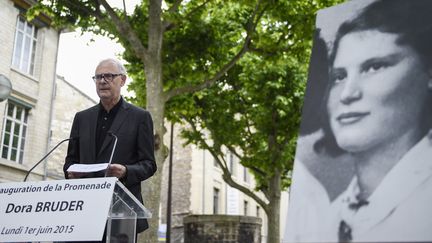 Patrick Modiano inaugure la "Promenade Dora Bruder" à Paris le 1er juin 2015.
 (Martin Bureau / AFP)