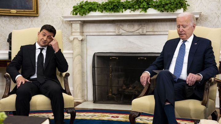 Le président ukrainien, Volodymyr Zelensky, lors de sa première rencontre avec son homologue américain, Joe Biden, à Washington (Etats-Unis), le 1er septembre 2021. (DOUG MILLS / GETTY IMAGES / AFP)