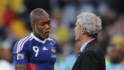 L'attaquant Djibril Cissé et le sélectionneur de l'équipe de France, Raymond Domenech, lors du match France-Afrique du Sud de la Coupe du monde 2010, le 22 juin 2010. (FRANCK FIFE / AFP)