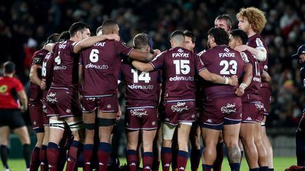 Les joueurs de l'UBB réunis sur la pelouse face au Stade Toulousain le 4 décembre 2021. (ROMAIN PERROCHEAU / AFP)