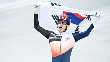 Passé en tête à huit tours de l'arrivée, le Sud-Coréen Daeheon Hwang a résisté pour s'offrir le titre olympique dans l'épreuve du 1500 mètres. Le Russe Semen Elistratov est en argent, le Canadien Steven Dubois prend le bronze.